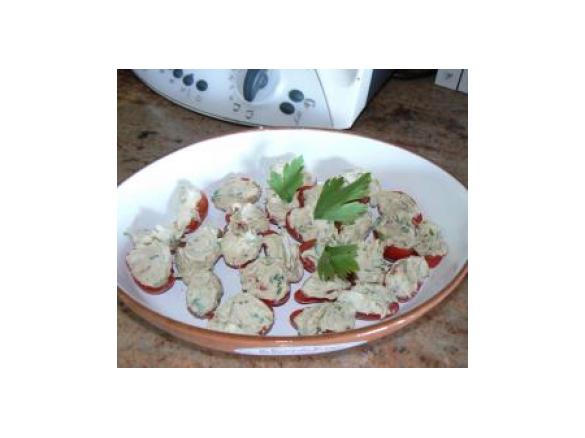 Pomodorini ripieni di spuma al tonno