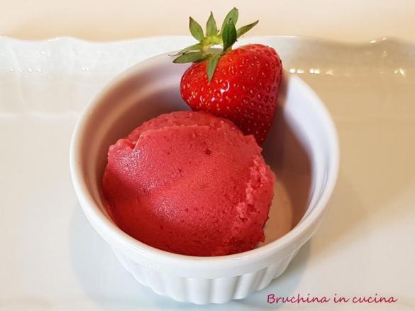 Gelato allo yogurt e fragole
