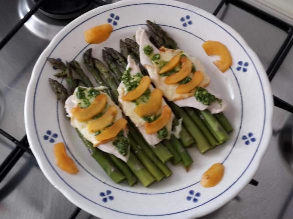 Filetti di pollo agli asparagi con salsa alla rucola