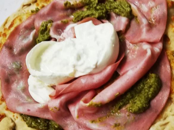 Pizza mortadella pesto e burrata