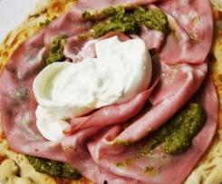 Pizza mortadella pesto e burrata