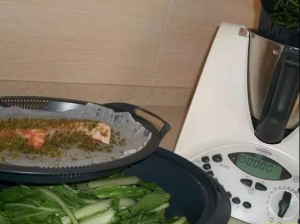 salmone con panatura al pesto e contorno di verdure