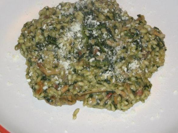 Risotto con pancetta, porcini e spinaci.