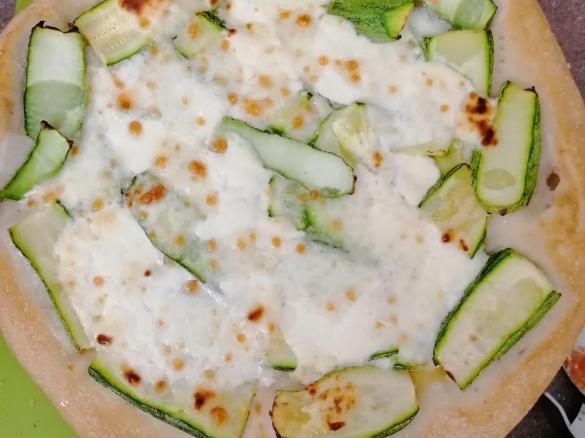 Pizza croccante zucchine e stracchino