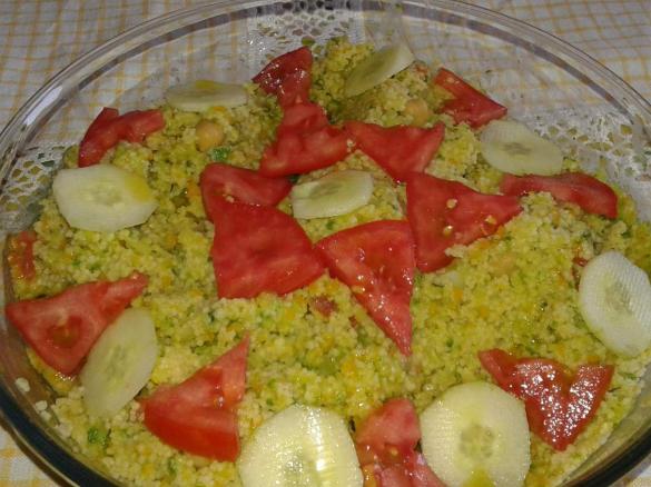 Cous cous leggero d'estate con verdure e ceci