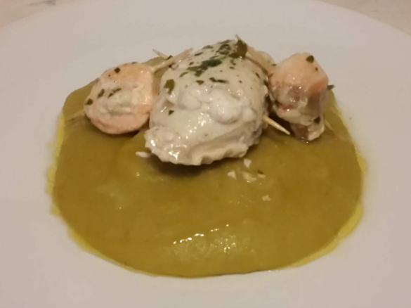 Involtini di spada e salmone con crema di piselli in fiocchi