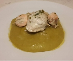 Involtini di spada e salmone con crema di piselli in fiocchi