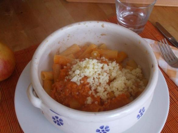 Tortiglioni al sugo di Praga con caciotta