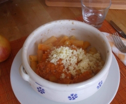 Tortiglioni al sugo di Praga con caciotta