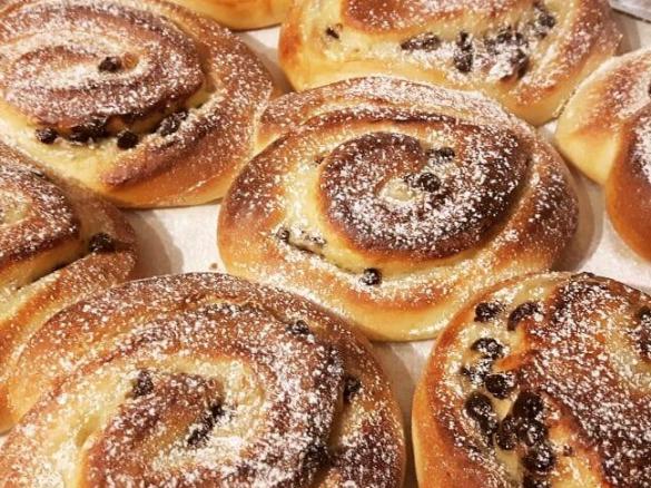 Girelle di Pan brioche alla crema e gocce di cioccolato