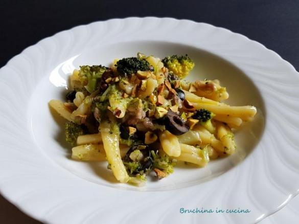 Pasta risottata con broccoli salsiccia e pistacchi