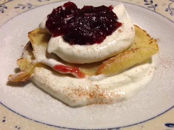 Pancake con yogurt greco e marmellata di ciliegie