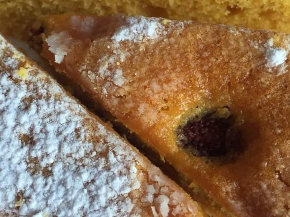 Torta di carote con fragoline di bosco