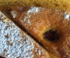 Torta di carote con fragoline di bosco