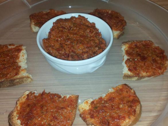 Patè cunzato (con pomodori secchi velocissimo)