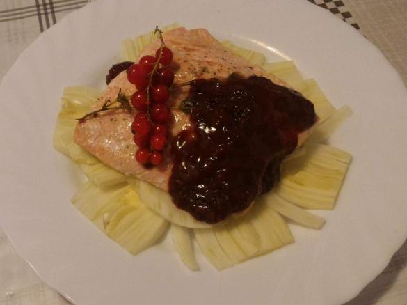 Filetto di salmone con salsa al ribes