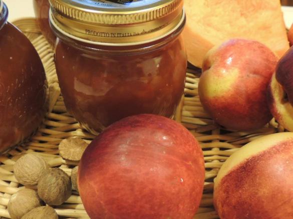 Marmellata di pesche, zucca e noce moscata