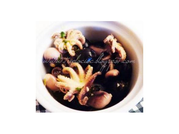 Polipetti in bianco con olive, limone e capperi