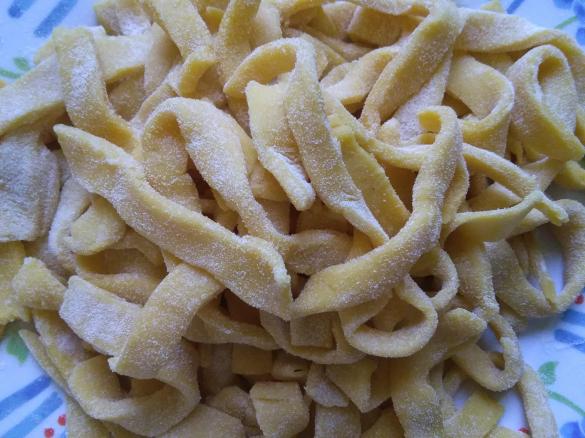 Pasta fresca all'uovo per 3persone (100g a persona).