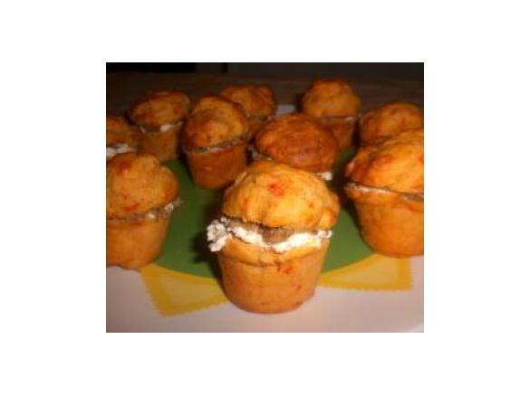 Mini muffin ai peperoni con tapenade e mascarpone