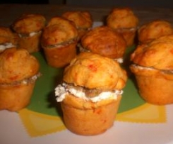 Mini muffin ai peperoni con tapenade e mascarpone