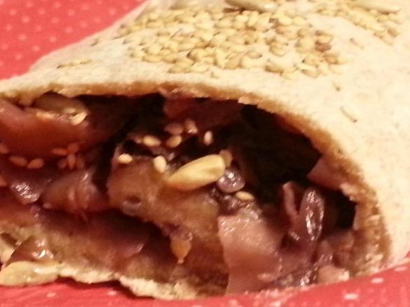 Strudel integrale con cappuccio e radicchio