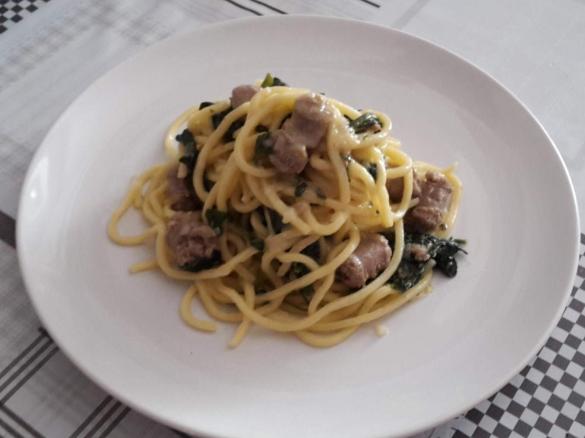 Troccoli con salsiccia, spinaci e cipollotti.