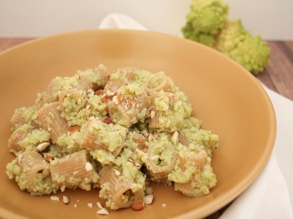 Pasta integrale con crema di cavolo romano