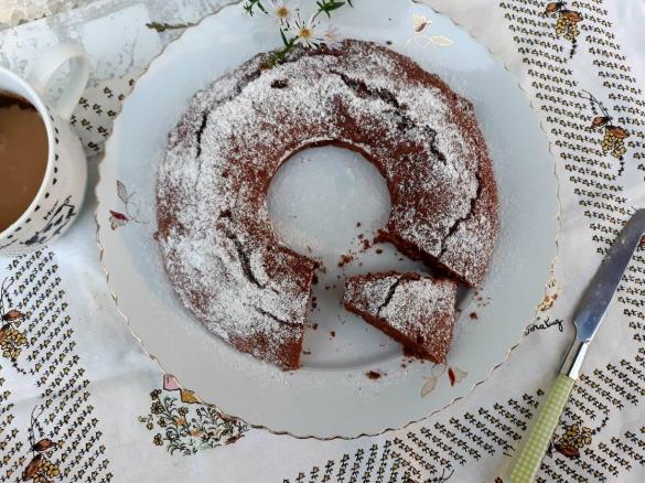 TORTA VEG CACAO DOLCIFICATA CON MELE E ALBICOCCHE SECCHE