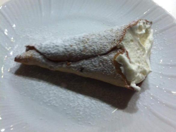 cannoli con cialda alle nocciole 