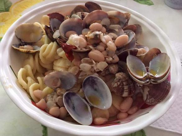 pasta fagioli o ceci e vongole fresche
