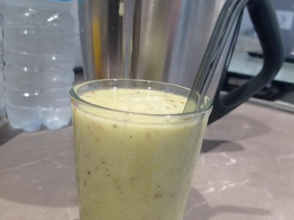 Bevanda fresca kiwi, mela e zenzero