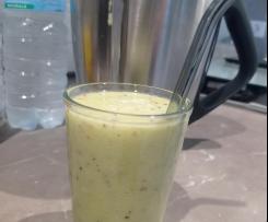 Bevanda fresca kiwi, mela e zenzero