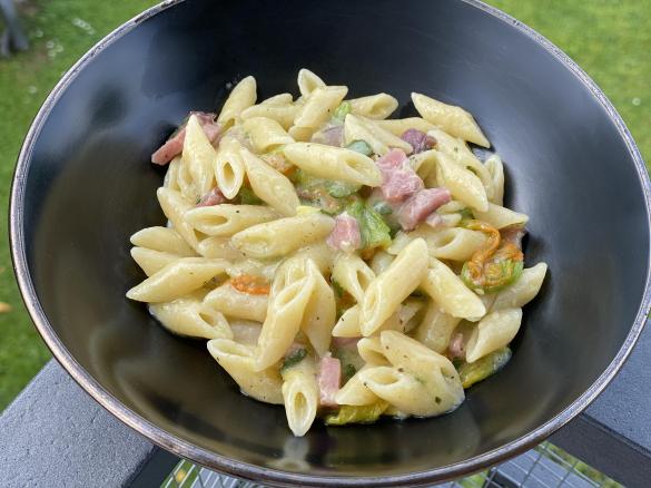 Pasta risottata speck, zucchine e fiori di zucca