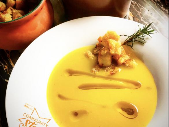 Vellutata zucchine e zafferano con crostini all’aglio