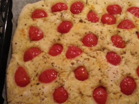 Focaccia di semola e patate con pomodorini