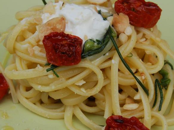 Linguine di Primavera (con agretti, pomodori confit, stracciatella e crumble di mandorle)