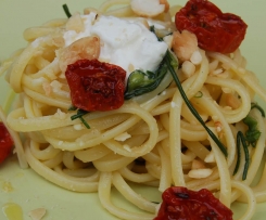 Linguine di Primavera (con agretti, pomodori confit, stracciatella e crumble di mandorle)
