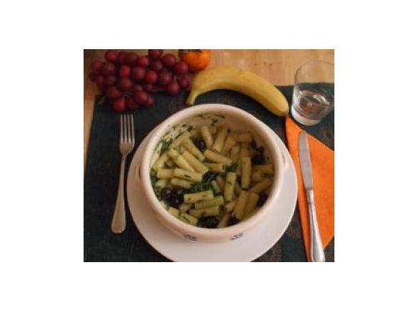 Tortiglioni con rucola acciughe e olive 