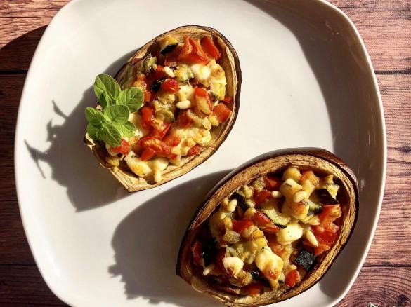 Melanzane ripiene di verdure estive e formaggio primo sale