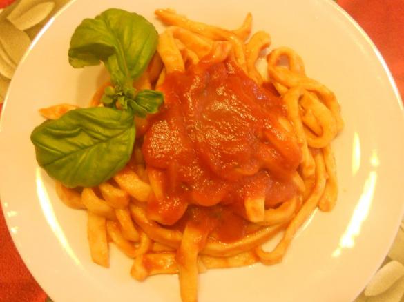 Cordoni di frate al sugo di pomodoro