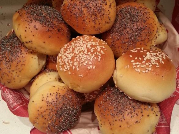 Panini al latte con sesamo e papavero