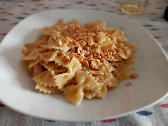 Farfalle tonno, limone e granella di arachidi