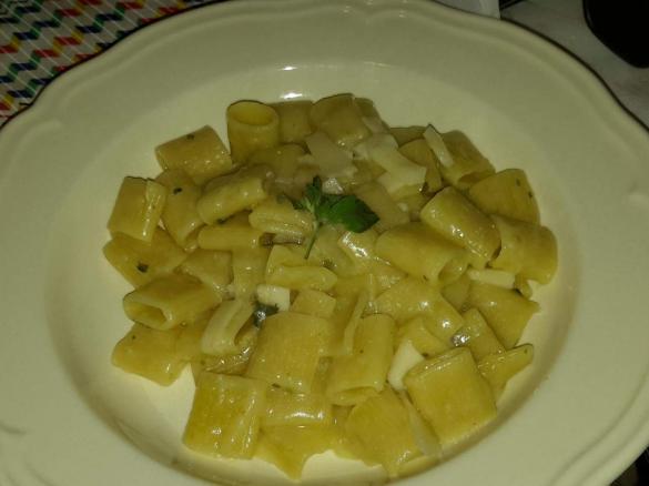 mezze maniche mentuccia e pecorino 