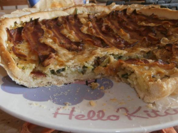 Torta salata con speck  , zucchine e scamorza affumicata.