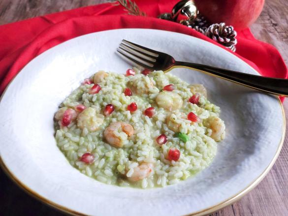 Risotto con avocado gamberetti e chicchi di melograno