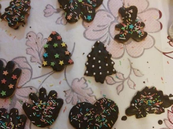 Biscotti di pasta frolla con glassa al cioccolato 