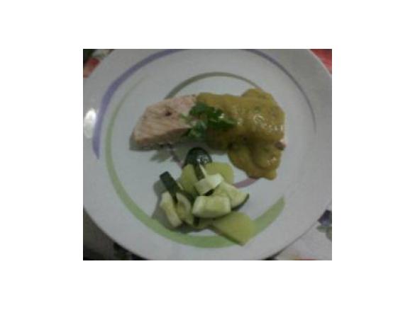 Trancio di salmone al varoma con salsetta di verdure allo zafferano