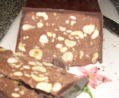 torrone al cioccolato con nocciole
