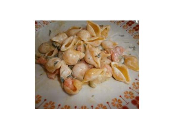 Conchiglie gamberetti, zucchine, zafferano e panna di soia